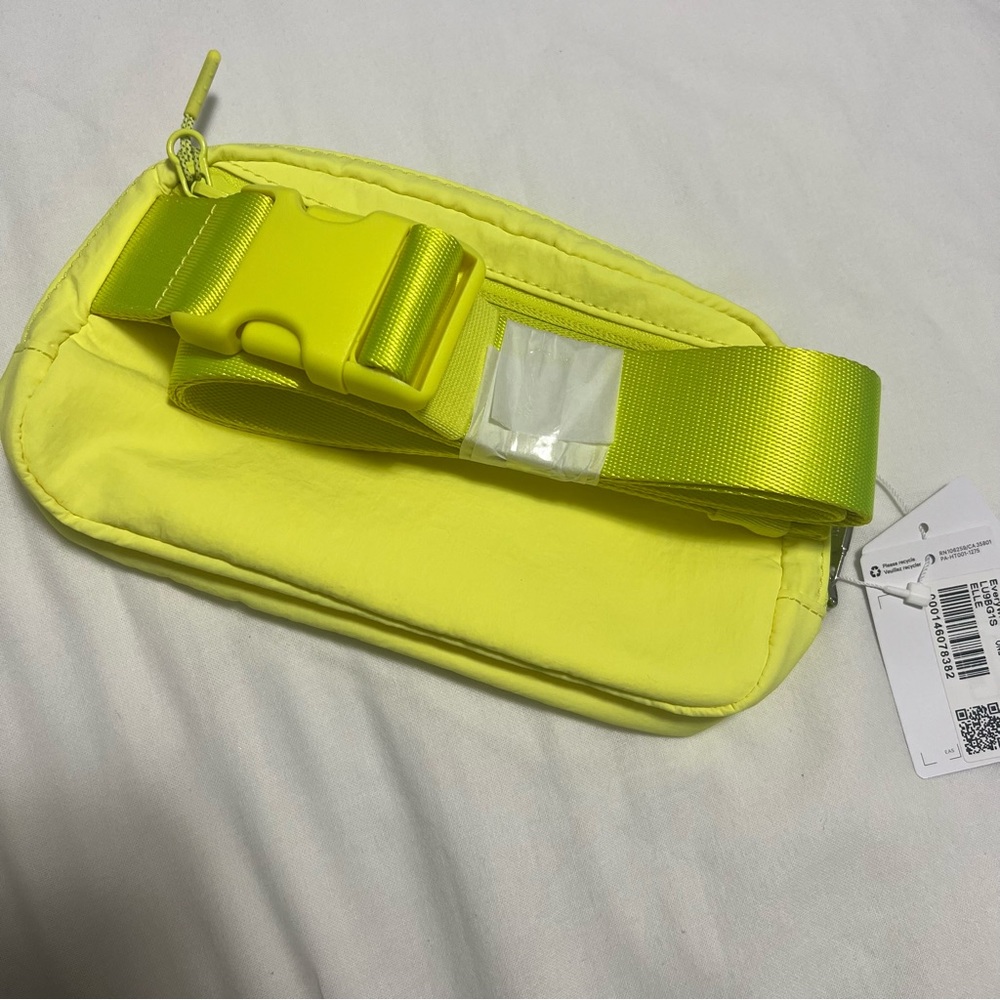 🆕 Lululemon Everywhere Belt Bag - Electric Lemon - Picture 3 of 5